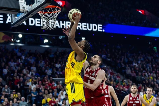 GER, BMW Top Four, Basketball BBL Pokal, Finale, BMA365 Bamberg Baskets - ALBA Berlin. 22.02.2026, SAP Garden, München, GER, BMW Top Four, Basketball BBL Pokal, Finale, BMA365 Bamberg Baskets - ALBA Berlin. J wan Roberts (ALBA Berlin 13), Daniel Keppeler (BMA365 Bamberg Baskets, 31) Foto Alexander Trienitz München SAP Garden Bayern Deutschland