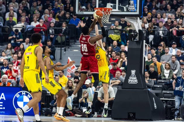 GER, BMW Top Four, Basketball BBL Pokal, Finale, BMA365 Bamberg Baskets - ALBA Berlin. 22.02.2026, SAP Garden, München, GER, BMW Top Four, Basketball BBL Pokal, Finale, BMA365 Bamberg Baskets - ALBA Berlin. Ejiofor Onu (BMA365 Bamberg Baskets, 35), Justin Bean (ALBA Berlin 34) Foto Alexander Trienitz München SAP Garden Bayern Deutschland