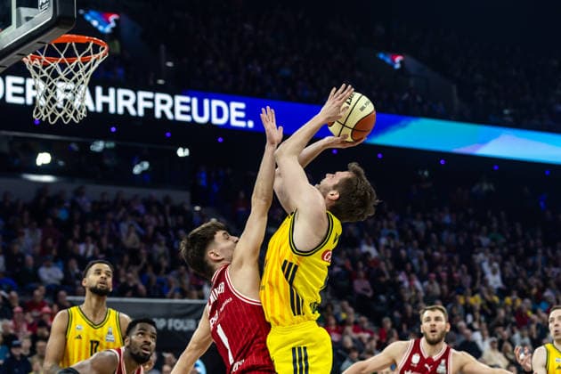 GER, BMW Top Four, Basketball BBL Pokal, Finale, BMA365 Bamberg Baskets - ALBA Berlin. 22.02.2026, SAP Garden, München, GER, BMW Top Four, Basketball BBL Pokal, Finale, BMA365 Bamberg Baskets - ALBA Berlin. Malte Delow (ALBA Berlin 6), Zachary Ensminger (BMA365 Bamberg Baskets, 1) Foto Alexander Trienitz München SAP Garden Bayern Deutschland