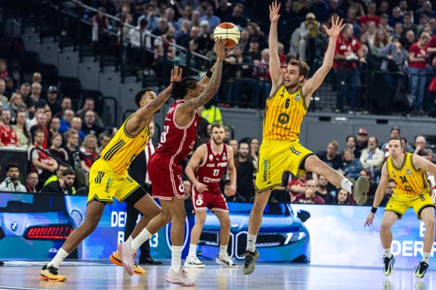 GER, BMW Top Four, Basketball BBL Pokal, Finale, BMA365 Bamberg Baskets - ALBA Berlin. 22.02.2026, SAP Garden, München, GER, BMW Top Four, Basketball BBL Pokal, Finale, BMA365 Bamberg Baskets - ALBA Berlin. Austin Crowley (BMA365 Bamberg Baskets, 85), Malte Delow (ALBA Berlin 6) Foto Alexander Trienitz München SAP Garden Bayern Deutschland