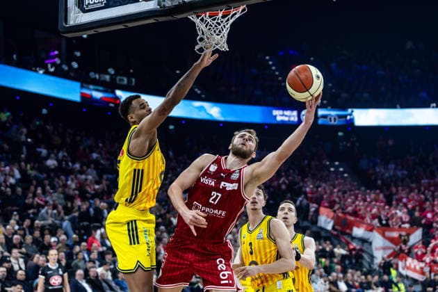 GER, BMW Top Four, Basketball BBL Pokal, Finale, BMA365 Bamberg Baskets - ALBA Berlin. 22.02.2026, SAP Garden, München, GER, BMW Top Four, Basketball BBL Pokal, Finale, BMA365 Bamberg Baskets - ALBA Berlin. Moritz Krimmer (BMA365 Bamberg Baskets, 27), Norris Agbakoko (ALBA Berlin 17) Foto Alexander Trienitz München SAP Garden Bayern Deutschland