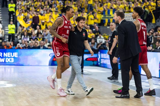 GER, BMW Top Four, Basketball BBL Pokal, Finale, BMA365 Bamberg Baskets - ALBA Berlin. 22.02.2026, SAP Garden, München, GER, BMW Top Four, Basketball BBL Pokal, Finale, BMA365 Bamberg Baskets - ALBA Berlin. Austin Crowley (BMA365 Bamberg Baskets, 85) geht verletzt vom Spielfeld Foto Alexander Trienitz München SAP Garden Bayern Deutschland