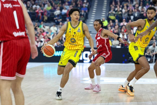 Jack Kayil (Alba Berlin, 07) mit Austin Crowley (BMA365 Bamberg Baskets, 85), GER, BMA365 Bamberg Baskets vs. Alba Berlin, Basketball, BBL Pokal, BMW TOP FOUR, Finale, Saison 2025 2026, 22.02.2026, GER, BMA365 Bamberg Baskets vs. Alba Berlin, Basketball, BBL Pokal, BMW TOP FOUR, Finale, Saison 2025 2026, 22.02.2026 Muenchen Copyright: xEibner-Pressefoto JennixMaulx EP_JML