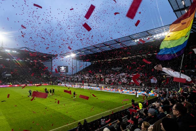 1. Fußball Bundesliga: FC St.Pauli - SV Werder Bremen; 22.02.2026 Fans von FC St.Pauli, Einlauf, Konfetti. 1. Fußball Bundesliga: FC St.Pauli - SV Werder Bremen; Millerntor-Stadion, Hamburg, St. Pauli; 22.02.2026 DFL regulations prohibit any use of photographs as image sequences and or quasi video. *** 1 Fußball Bundesliga FC St Pauli SV Werder Bremen 22 02 2026 Fans of FC St Pauli, Einlauf, Konfetti 1 Fußball Bundesliga FC St Pauli SV Werder Bremen Millerntor Stadion, Hamburg, St Pauli 22 02 2026 DFL regulations prohibit any use of photographs as image sequences and or quasi video Copyright: xBEAUTIFULxSPORTS Buriakovx