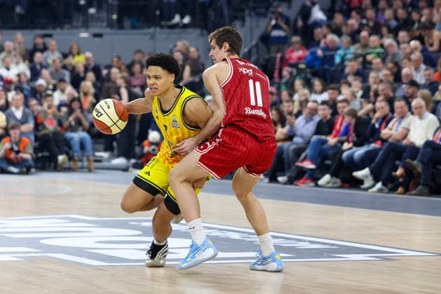 Jack Kayil (Alba Berlin, 07) mit Richard Balint (BMA365 Bamberg Baskets, 11), GER, BMA365 Bamberg Baskets vs. Alba Berlin, Basketball, BBL Pokal, BMW TOP FOUR, Finale, Saison 2025 2026, 22.02.2026, GER, BMA365 Bamberg Baskets vs. Alba Berlin, Basketball, BBL Pokal, BMW TOP FOUR, Finale, Saison 2025 2026, 22.02.2026 Muenchen Copyright: xEibner-Pressefoto JennixMaulx EP_JML