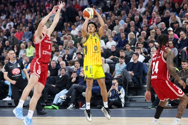 Jack Kayil (Alba Berlin, 07) mit Richard Balint (BMA365 Bamberg Baskets, 11), GER, BMA365 Bamberg Baskets vs. Alba Berlin, Basketball, BBL Pokal, BMW TOP FOUR, Finale, Saison 2025 2026, 22.02.2026, GER, BMA365 Bamberg Baskets vs. Alba Berlin, Basketball, BBL Pokal, BMW TOP FOUR, Finale, Saison 2025 2026, 22.02.2026 Muenchen Copyright: xEibner-Pressefoto JennixMaulx EP_JML