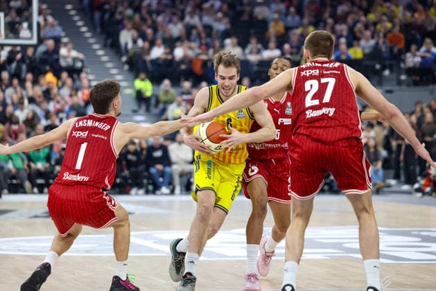 Malte Delow (Alba Berlin, 06) mit Austin Crowley (BMA365 Bamberg Baskets, 85) und Moritz Krimmer (BMA365 Bamberg Baskets, 27), mit Zachary Ensminger (BMA365 Bamberg Baskets, 01), GER, BMA365 Bamberg Baskets vs. Alba Berlin, Basketball, BBL Pokal, BMW TOP FOUR, Finale, Saison 2025 2026, 22.02.2026, GER, BMA365 Bamberg Baskets vs. Alba Berlin, Basketball, BBL Pokal, BMW TOP FOUR, Finale, Saison 2025 2026, 22.02.2026 Muenchen Copyright: xEibner-Pressefoto JennixMaulx EP_JML