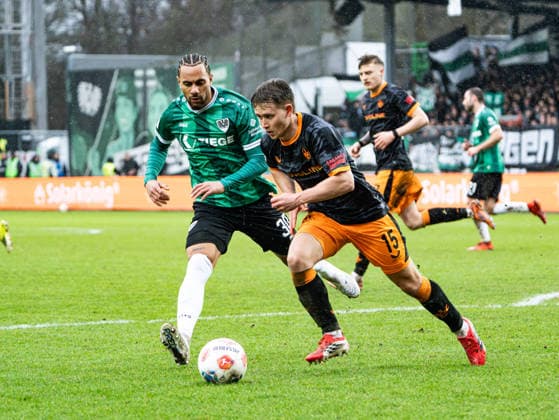 Naatan Skyttae (1. FC Kaiserslautern, 15) im Zweikampf gegen Etienne Amenyido (SC Preussen Muenster, 30) Preussen Muenster vs. 1. FC Kaiserslautern, Fussball, 2. Bundesliga, 23. Spieltag, Saison 2025 2026, 22.02.2026 DFL REGULATIONS PROHIBIT ANY USE OF PHOTOGRAPHS AS IMAGE SEQUENCES AND OR QUASI-VIDEO, Preussen Muenster vs. 1. FC Kaiserslautern, Fussball, 2. Bundesliga, 23. Spieltag, Saison 2025 2026, 22.02.2026 Muenster