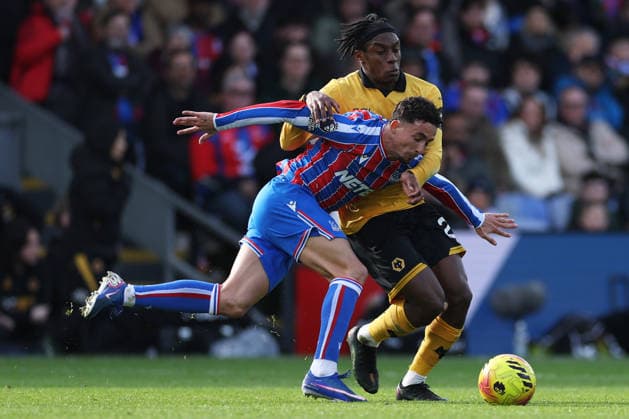 Crystal Palace v Wolverhampton Wanderers - Premier League Daniel Munoz of Crystal Palace protects the ball from Jean-Ricner Bellegarde of Wolverhampton Wanderers during the Premier League match between Crystal Palace and Wolverhampton Wanderers at Selhurst Park in London, England, on February 22, 2026. London Greater London United Kingdom  Copyright: xMIxNewsx originalFilename:fletcher-crystalp260222_npeMW.jpg