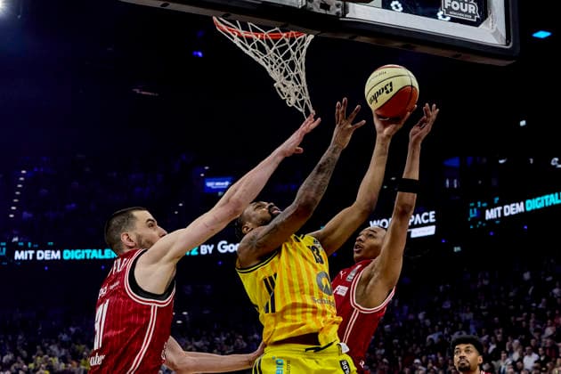 Deutsche Basketball Liga BBL Pokal, BMA365 Bamberg BASKETS vs ALBA Berlin, Berlin ALBA, Bamberg BMA365 BASKETS, 2026-02-22 in München (SAP Garden) ROBERTS J wan (ALBA Berlin Center (C) Nr13-BER13), CROWLEY Austin (BMA365 Bamberg BASKETS Shooting Guard (SG) Nr85-BAM85), KEPPELER Daniel (BMA365 Bamberg BASKETS Center (C) Nr31-BAM31) sportworld München SAP Garden Bayern Deutschland