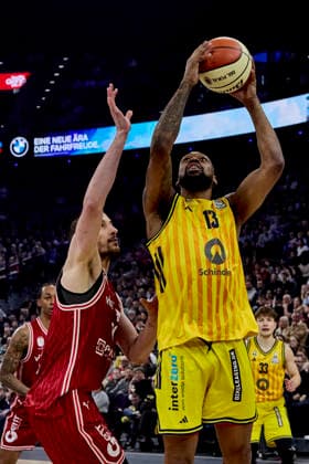 Deutsche Basketball Liga BBL Pokal, BMA365 Bamberg BASKETS vs ALBA Berlin, Berlin ALBA, Bamberg BMA365 BASKETS, 2026-02-22 in München (SAP Garden) ROBERTS J wan (ALBA Berlin Center (C) Nr13-BER13), KEPPELER Daniel (BMA365 Bamberg BASKETS Center (C) Nr31-BAM31) sportworld München SAP Garden Bayern Deutschland
