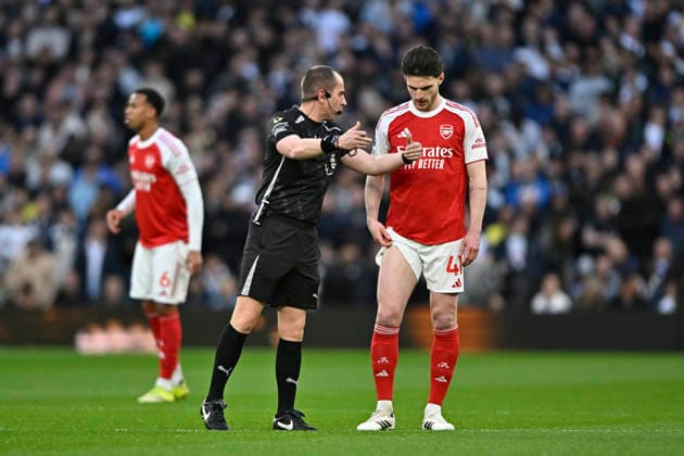 Spurs vs Arsenal, Premier League Referee Peter Bankes discusses a communication problem with Declan Rice of Arsenal during the Spurs vs Arsenal, Premier League match at the Tottenham Hotspur Stadium London. London Tottenham Hotspur Stadium UK Copyright: xMartinxDaltonx Spurs_vs_Arsenal_220226_MD_012