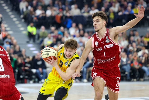 Bennet Hundt (Alba Berlin, 33) mit Zachary Ensminger (BMA365 Bamberg Baskets, 01), GER, BMA365 Bamberg Baskets vs. Alba Berlin, Basketball, BBL Pokal, BMW TOP FOUR, Finale, Saison 2025 2026, 22.02.2026, GER, BMA365 Bamberg Baskets vs. Alba Berlin, Basketball, BBL Pokal, BMW TOP FOUR, Finale, Saison 2025 2026, 22.02.2026 Muenchen Copyright: xEibner-Pressefoto JennixMaulx EP_JML