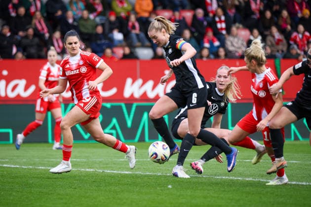 München, Deutschland 22. Februar 2026: 1. Frauen-Bundesliga - 2025 2026 - 19. Spieltag - FC Bayern München Frauen vs. VfL Wolfsburg Frauen Im Bild: v.li. Jovana Damnajnovic (FCB) und Janina Minge (VfL) im Laufduell Copyright: HMBxMedia MadeleinexFantini