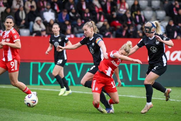 München, Deutschland 22. Februar 2026: 1. Frauen-Bundesliga - 2025 2026 - 19. Spieltag - FC Bayern München Frauen vs. VfL Wolfsburg Frauen Im Bild: v.li. im Zweikampf Janina Minge (VfL), Linda Dallmann (FCB) und Thea Bjelde (VfL) Copyright: HMBxMedia MadeleinexFantini