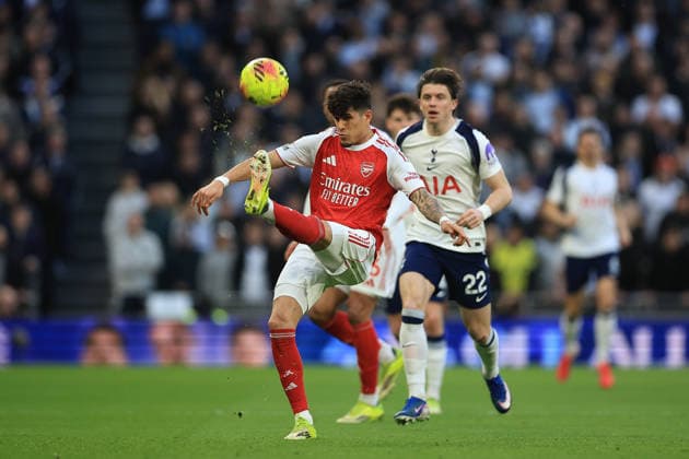 Tottenham Hotspur v Arsenal, Premier League Arsenal Defender Piero HincapiÃ (5) under Pressure from Tottenham Hotspur Midfielder Connor Gallagher (22) during the Premier League match between Tottenham Hotspur and Arsenal at Tottenham Hotspur Stadium, London, UK on 22 February 2026. London Tottenham Hotspur Stadium London UK Editorial use only DataCo restrictions apply See www.football-dataco.com , Copyright: xChrisxFoxwellx PSI-23791-0011