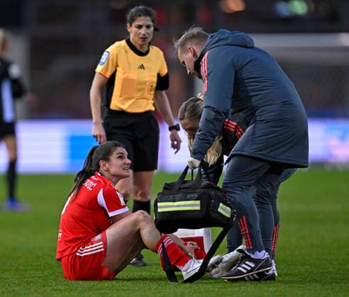 22.02.2026, Google Pixel Frauen-Fussball Bundesliga 2025 2026, 19.Spieltag, FC Bayern München - VfL Wolfsburg, im Bayern-Campus München, Jovana Damnjanovic (FC Bayern München) ist angeschlagen
