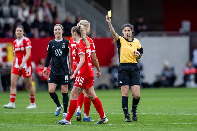 Georgia Stanway (FC Bayern Muenchen Frauen, 31) bekommt von Dr. Riem Hussein (Schiedsrichterin) die gelbe Karte gezeigt GER, FC Bayern Muenchen Frauen vs. VfL Wolfsburg, Fussball, Google Pixel Frauen-Bundesliga, 19. Spieltag, Saison 2025 2026, 22.02.2026. (DFL DFB REGULATIONS PROHIBIT ANY USE OF PHOTOGRAPHS as IMAGE SEQUENCES and or QUASI-VIDEO). GER, FC Bayern Muenchen Frauen vs. VfL Wolfsburg, Fussball, Google Pixel Frauen-Bundesliga, 19. Spieltag, Saison 2025 2026, 22.02.2026. Muenchen *** Georgia Stanway FC Bayern Muenchen Frauen, 31 gets yellow carded by Dr Riem Hussein referee GER, FC Bayern Muenchen Frauen vs VfL Wolfsburg, Soccer, Google Pixel Frauen Bundesliga, 19 Matchday, Season 2025 2026, 22 02 2026 DFL DFB REGULATIONS PROHIBIT ANY USE OF PHOTOGRAPHS as IMAGE SEQUENCES and or QUASI VIDEO GER, FC Bayern Muenchen Frauen vs VfL Wolfsburg, Football, Google Pixel Frauen Bundesliga, 19 Spieltag, Saison 2025 2026, 22 02 2026 Muenchen Copyright: xEibner-Pressefoto HeikexFeinerx EP_HFR