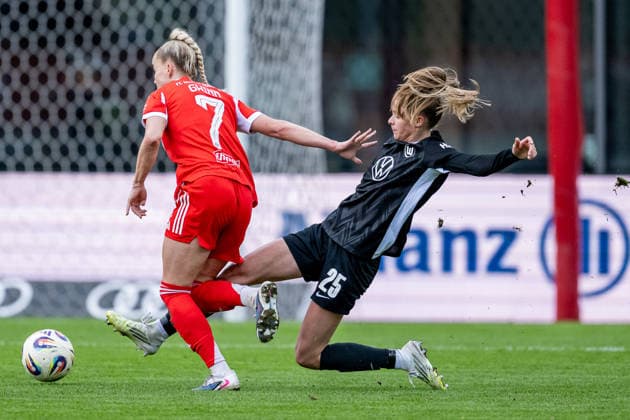 Kampf um den Ball Zweikampf zwischen Vivien Endemann (VFL Wolfsburg Frauen, 25) und Giulia Gwinn (FC Bayern Muenchen Frauen, 07) GER, FC Bayern Muenchen Frauen vs. VfL Wolfsburg, Fussball, Google Pixel Frauen-Bundesliga, 19. Spieltag, Saison 2025 2026, 22.02.2026. (DFL DFB REGULATIONS PROHIBIT ANY USE OF PHOTOGRAPHS as IMAGE SEQUENCES and or QUASI-VIDEO). GER, FC Bayern Muenchen Frauen vs. VfL Wolfsburg, Fussball, Google Pixel Frauen-Bundesliga, 19. Spieltag, Saison 2025 2026, 22.02.2026. Muenchen Copyright: xEibner-Pressefoto HeikexFeinerx EP_HFR