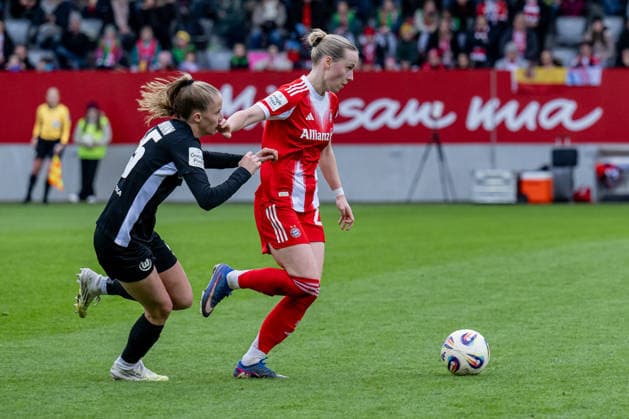 Vivien Endemann (VFL Wolfsburg Frauen, 25) verfolgt Franziska Kett (FC Bayern Muenchen Frauen, 20) GER, FC Bayern Muenchen Frauen vs. VfL Wolfsburg, Fussball, Google Pixel Frauen-Bundesliga, 19. Spieltag, Saison 2025 2026, 22.02.2026. (DFL DFB REGULATIONS PROHIBIT ANY USE OF PHOTOGRAPHS as IMAGE SEQUENCES and or QUASI-VIDEO). GER, FC Bayern Muenchen Frauen vs. VfL Wolfsburg, Fussball, Google Pixel Frauen-Bundesliga, 19. Spieltag, Saison 2025 2026, 22.02.2026. Muenchen Copyright: xEibner-Pressefoto HeikexFeinerx EP_HFR