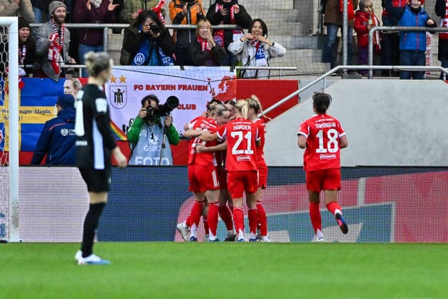 Google Pixel Frauen-Bundesliga; FC Bayern München - VfL Wolfsburg; 22.02.2026 MUNICH, GERMANY - 22. FEBRUARY: Jubel der Bayern Frauen nach dem Treffer zum 2-1 durch Jovana DAMNJANOVIC (FC Bayern Munich 9) während dem Spiel zwischen den Frauen des FC Bayern München und den Frauen des VfL Wolfsburg am 19. Spieltag der Google Pixel Frauen-Bundesliga am FC Bayern Campus Copyright: xBEAUTIFULxSPORTS Goldbergx