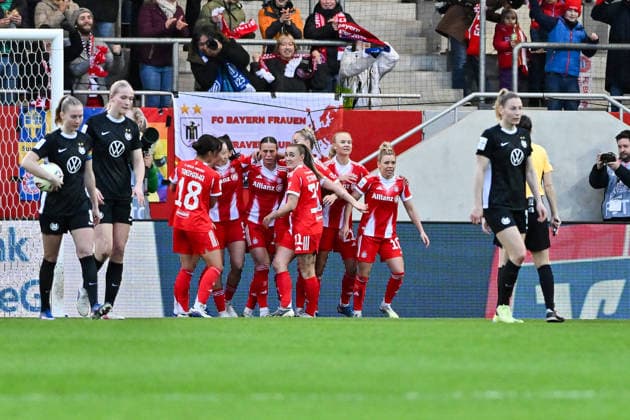 Google Pixel Frauen-Bundesliga; FC Bayern München - VfL Wolfsburg; 22.02.2026 MUNICH, GERMANY - 22. FEBRUARY: Jubel der Bayern Frauen nach dem Treffer zum 2-1 durch Jovana DAMNJANOVIC (FC Bayern Munich 9) während dem Spiel zwischen den Frauen des FC Bayern München und den Frauen des VfL Wolfsburg am 19. Spieltag der Google Pixel Frauen-Bundesliga am FC Bayern Campus Copyright: xBEAUTIFULxSPORTS Goldbergx