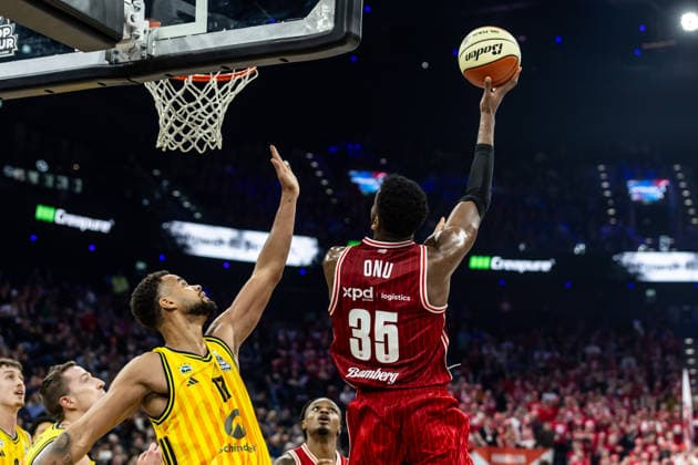 GER, BMW Top Four, Basketball BBL Pokal, Finale, BMA365 Bamberg Baskets - ALBA Berlin. 22.02.2026, SAP Garden, München, GER, BMW Top Four, Basketball BBL Pokal, Finale, BMA365 Bamberg Baskets - ALBA Berlin. Ejiofor Onu (BMA365 Bamberg Baskets, 35), Norris Agbakoko (ALBA Berlin 17) Foto Alexander Trienitz München SAP Garden Bayern Deutschland