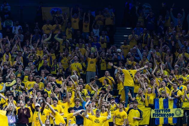 GER, BMW Top Four, Basketball BBL Pokal, Finale, BMA365 Bamberg Baskets - ALBA Berlin. 22.02.2026, SAP Garden, München, GER, BMW Top Four, Basketball BBL Pokal, Finale, BMA365 Bamberg Baskets - ALBA Berlin. Fans von ALBA Berlin jubeln Foto Alexander Trienitz München SAP Garden Bayern Deutschland