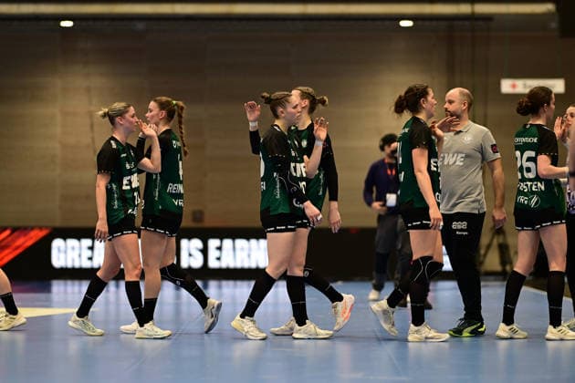 Handball I Frauen I Saison 2025-2026 I EHF European League I VfL Oldenburg - Tertnes Bergen I 22.02.2026 Schaut enttäuscht, betrübt, deprimiert, frustriert, geknickt, gekränkt, niedergeschlagen, unzufrieden, ernüchtert, schlecht gelaunt: VfL Oldenburg Frauen nach der Niederlage gegen Tertnes Bergen Frauen Buxtehude Halle Nord NEU Niedersachsen Deutschland Copyright: xLobeca FelixxSchlikisx