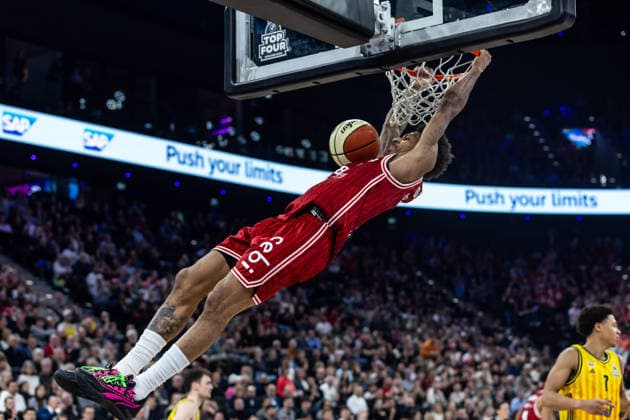 GER, BMW Top Four, Basketball BBL Pokal, Finale, BMA365 Bamberg Baskets - ALBA Berlin. 22.02.2026, SAP Garden, München, GER, BMW Top Four, Basketball BBL Pokal, Finale, BMA365 Bamberg Baskets - ALBA Berlin. Demarcus Demonia (BMA365 Bamberg Baskets, 8) mit einem Dunk Foto Alexander Trienitz München SAP Garden Bayern Deutschland