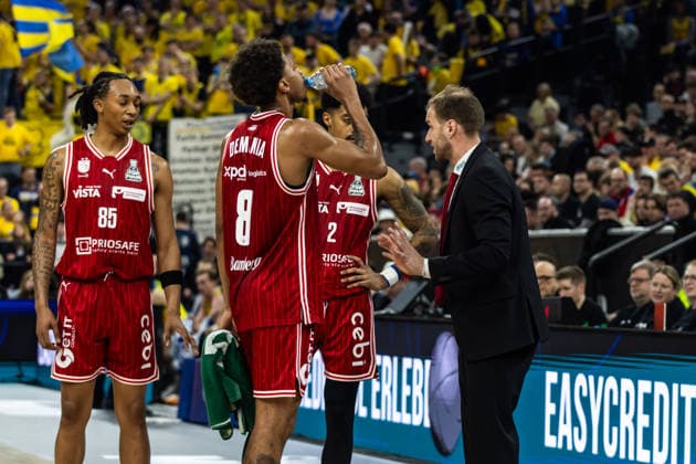 GER, BMW Top Four, Basketball BBL Pokal, Finale, BMA365 Bamberg Baskets - ALBA Berlin. 22.02.2026, SAP Garden, München, GER, BMW Top Four, Basketball BBL Pokal, Finale, BMA365 Bamberg Baskets - ALBA Berlin. Anton Gavel (Head Coach), BMA365 Bamberg Baskets spricht mit seinen Spielern Foto Alexander Trienitz München SAP Garden Bayern Deutschland
