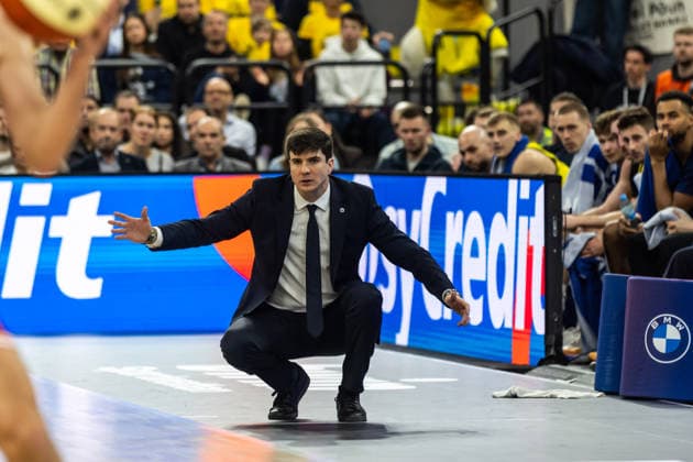 GER, BMW Top Four, Basketball BBL Pokal, Finale, BMA365 Bamberg Baskets - ALBA Berlin. 22.02.2026, SAP Garden, München, GER, BMW Top Four, Basketball BBL Pokal, Finale, BMA365 Bamberg Baskets - ALBA Berlin. Pedro Calles (Head Coach), ALBA Berlin kniet Foto Alexander Trienitz München SAP Garden Bayern Deutschland