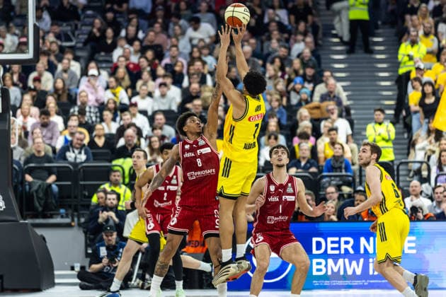 GER, BMW Top Four, Basketball BBL Pokal, Finale, BMA365 Bamberg Baskets - ALBA Berlin. 22.02.2026, SAP Garden, München, GER, BMW Top Four, Basketball BBL Pokal, Finale, BMA365 Bamberg Baskets - ALBA Berlin. Jack Kayil (ALBA Berlin 7), Demarcus Demonia (BMA365 Bamberg Baskets, 8) Foto Alexander Trienitz München SAP Garden Bayern Deutschland