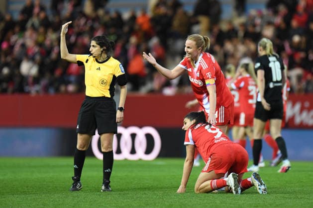 Glodis Viggosdottir (4 FC Bayern) hilft der am Boden liegenden Jovana Damnjanovic (9 Bayern) beim Google Pixel Frauen Bundesligaspiel FC Bayern München - Vfl Wolfsburg am 22.02.2026. München FC Bayern Campus Bayern Deutschland