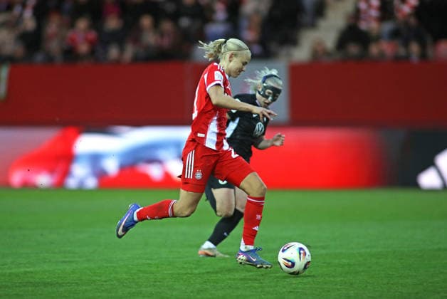 , Frauen, Google Pixel Frauen Bundesliga, 19.Spieltag, Saison 2025 2026, FC Bayern München - VFL Wolfsburg, Campus Pernille Harder (FC Bayern München) mit Ball im Angriff