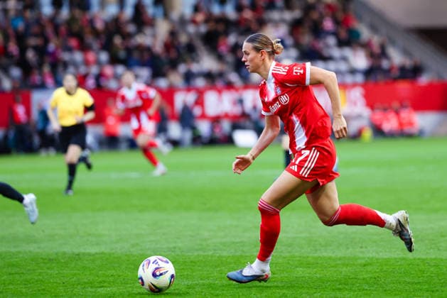 Klara Bühl (17, FC Bayern München) beim Spiel zwischen FC Bayern München v VfL Wolfsburg, Fußball, Frauen, Google Pixel Frauen-Bundesliga, 2025 2026, 19.Spieltag am 22.02.2026 in München, FC Bayern Campus. DFL and DFB regulations prohibit any use of photographs as image sequences and or quasi-video. Bayern Deutschland