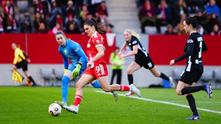 Stina Johannes (1, VfL Wolfsburg) kann das Tor von Jovana Damnjanovic (9, FC Bayern München) nicht verhindern beim Spiel zwischen FC Bayern München v VfL Wolfsburg, Fußball, Frauen, Google Pixel Frauen-Bundesliga, 2025 2026, 19.Spieltag am 22.02.2026 in München, FC Bayern Campus. DFL and DFB regulations prohibit any use of photographs as image sequences and or quasi-video. Bayern Deutschland