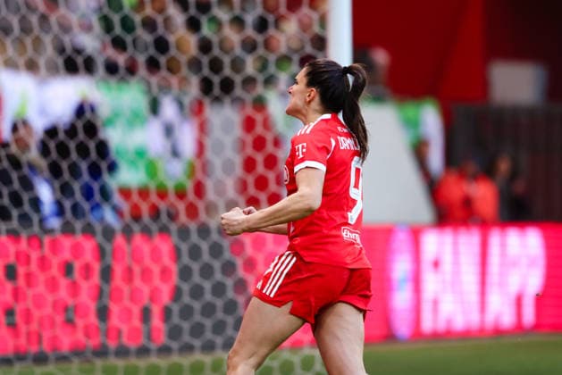 Jovana Damnjanovic (9, FC Bayern München) Tor zum 1 : 1 beim Spiel zwischen FC Bayern München v VfL Wolfsburg, Fußball, Frauen, Google Pixel Frauen-Bundesliga, 2025 2026, 19.Spieltag am 22.02.2026 in München, FC Bayern Campus. DFL and DFB regulations prohibit any use of photographs as image sequences and or quasi-video. Bayern Deutschland