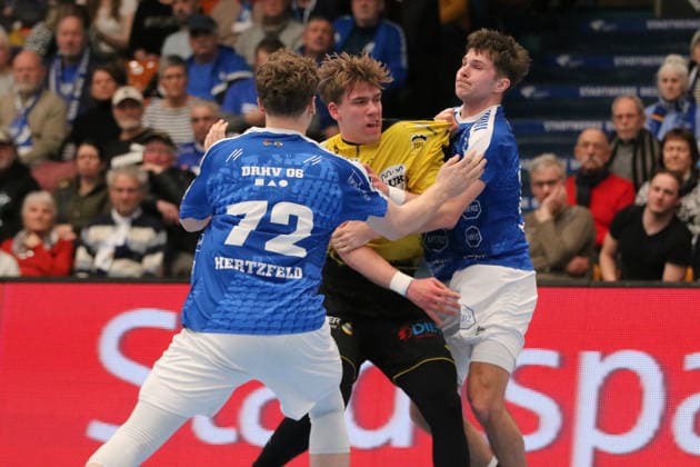 22.02.2026 Handball Herren 2025 2026 2. Handball-Bundesliga 20. Spieltag Dessau-Roßlauer HV 06 - HSC 2000 Coburg Anhalt Arena Dessau Janis Valkovskis (Coburg, 26, gelb) im Duell mit Tim Hertzfeld (Dessau, 72, blau) und David Misovych (Dessau, 18, blau). Dessau-Roßlau Sachsen-Anhalt Deutschland