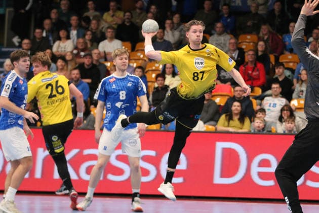 22.02.2026 Handball Herren 2025 2026 2. Handball-Bundesliga 20. Spieltag Dessau-Roßlauer HV 06 - HSC 2000 Coburg Anhalt Arena Dessau Jesper Schmidt (Coburg, 87, gelb) beim Torwurf. Dessau-Roßlau Sachsen-Anhalt Deutschland