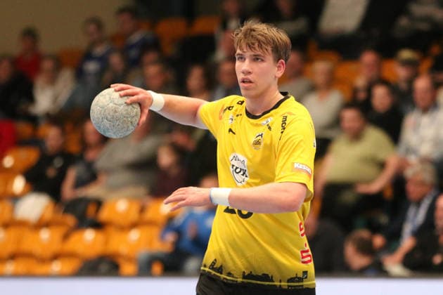 22.02.2026 Handball Herren 2025 2026 2. Handball-Bundesliga 20. Spieltag Dessau-Roßlauer HV 06 - HSC 2000 Coburg Anhalt Arena Dessau Janis Valkovskis (Coburg, 26, gelb) am Ball. Dessau-Roßlau Sachsen-Anhalt Deutschland