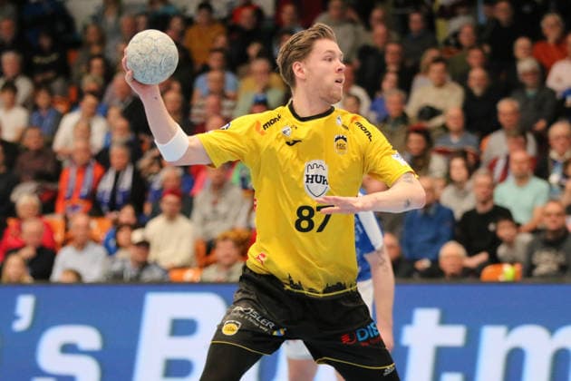 22.02.2026 Handball Herren 2025 2026 2. Handball-Bundesliga 20. Spieltag Dessau-Roßlauer HV 06 - HSC 2000 Coburg Anhalt Arena Dessau Jesper Schmidt (Coburg, 87, gelb) beim Siebenmeter. Dessau-Roßlau Sachsen-Anhalt Deutschland