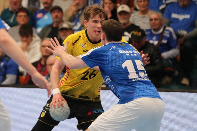 22.02.2026 Handball Herren 2025 2026 2. Handball-Bundesliga 20. Spieltag Dessau-Roßlauer HV 06 - HSC 2000 Coburg Anhalt Arena Dessau Janis Valkovskis (Coburg, 26, gelb) im Zweikampf mit Marcel Nowak (Dessau, 15, blau). Dessau-Roßlau Sachsen-Anhalt Deutschland