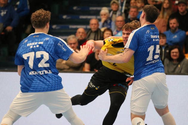 22.02.2026 Handball Herren 2025 2026 2. Handball-Bundesliga 20. Spieltag Dessau-Roßlauer HV 06 - HSC 2000 Coburg Anhalt Arena Dessau Janis Valkovskis (Coburg, 26, gelb) im Zweikampf mit Marcel Nowak (Dessau, 15, blau). Dessau-Roßlau Sachsen-Anhalt Deutschland