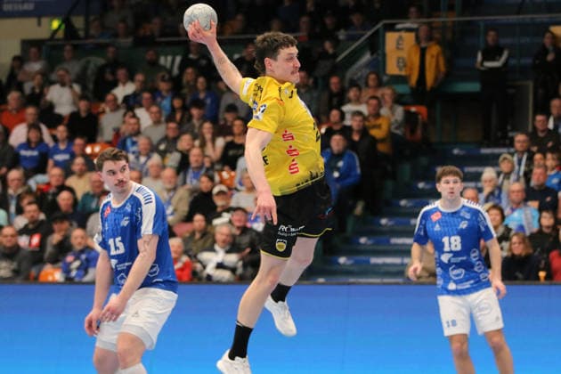 22.02.2026 Handball Herren 2025 2026 2. Handball-Bundesliga 20. Spieltag Dessau-Roßlauer HV 06 - HSC 2000 Coburg Anhalt Arena Dessau Jannes Krone (Coburg, 23, gelb) bei einem Wurf. Dessau-Roßlau Sachsen-Anhalt Deutschland