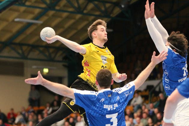 22.02.2026 Handball Herren 2025 2026 2. Handball-Bundesliga 20. Spieltag Dessau-Roßlauer HV 06 - HSC 2000 Coburg Anhalt Arena Dessau Marin Lisac (Coburg, 22, gelb) beim Wurf. Dessau-Roßlau Sachsen-Anhalt Deutschland