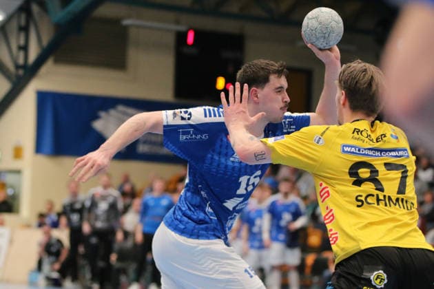 22.02.2026 Handball Herren 2025 2026 2. Handball-Bundesliga 20. Spieltag Dessau-Roßlauer HV 06 - HSC 2000 Coburg Anhalt Arena Dessau Marcel Nowak (Dessau, 15, blau) beim Torwurf. Dessau-Roßlau Sachsen-Anhalt Deutschland