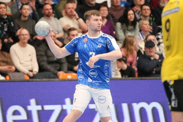22.02.2026 Handball Herren 2025 2026 2. Handball-Bundesliga 20. Spieltag Dessau-Roßlauer HV 06 - HSC 2000 Coburg Anhalt Arena Dessau Carl-Phillip Haake (Dessau, 7, blau) am Ball. Dessau-Roßlau Sachsen-Anhalt Deutschland
