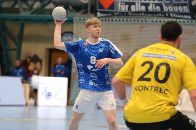 22.02.2026 Handball Herren 2025 2026 2. Handball-Bundesliga 20. Spieltag Dessau-Roßlauer HV 06 - HSC 2000 Coburg Anhalt Arena Dessau Julius Drachau (Dessau, 8, blau) spielt einen Pass. Dessau-Roßlau Sachsen-Anhalt Deutschland