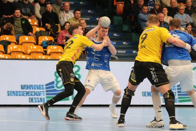 22.02.2026 Handball Herren 2025 2026 2. Handball-Bundesliga 20. Spieltag Dessau-Roßlauer HV 06 - HSC 2000 Coburg Anhalt Arena Dessau Carl-Phillip Haake (Dessau, 7, blau) im Zweikampf mit Marin Lisac (Coburg, 22, gelb). Dessau-Roßlau Sachsen-Anhalt Deutschland